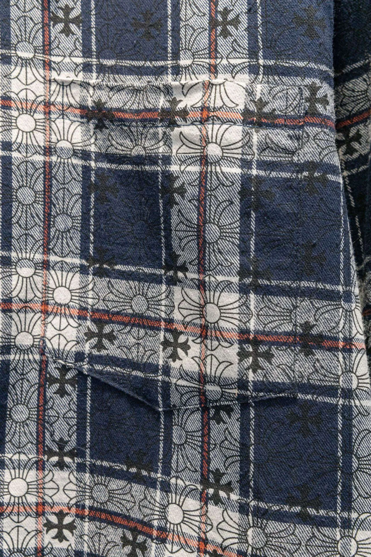 P260 ChromeHearts Chrome Hearts printed cuffs and leather plaid shirt. Customized jacquard fabric, you can wear it in various styles. This genderless shirt is a must-have for nightclubs. It can be worn as a jacket for both men and women. It can be easily worn by both men and women!  The plaid shirt that I have been thinking about has arranged for you to check in with plaid fans! The original loose fit is made of high-quality pure cotton fabrics. The fabric pattern is high-definition and delicate without burrs. It is comfortable and breathable to wear. All the buttons are molded and customized. It is casual and fashionable and can be matched with any bottoms. It can be windproof and sunproof in spring and summer. It can be worn inside or outside in autumn and winter! Easily concave shape makes you look slimmer and taller, perfect for both men and women! Customized main label, accessories, fully washable, whole body wiring, quality control, no heads!  Luxurious dark high street, Hollywood luxury goods, 25SS latest couples leather cross short-sleeved T-shirts, all reflect their own unique style! Made of thick black cotton, goatskin appliqués, hand-sewn custom metal hardware, and silicone varnish printing, multiple materials collide to create a unique texture. It also incorporates ChromeHearts medieval-style Sanskrit fonts and classic horseshoes, creating a unique and charming dark texture under the graceful arcs and all-black shadows, full of artistic sense!  Color: Black Blue Black Size: S M L XL